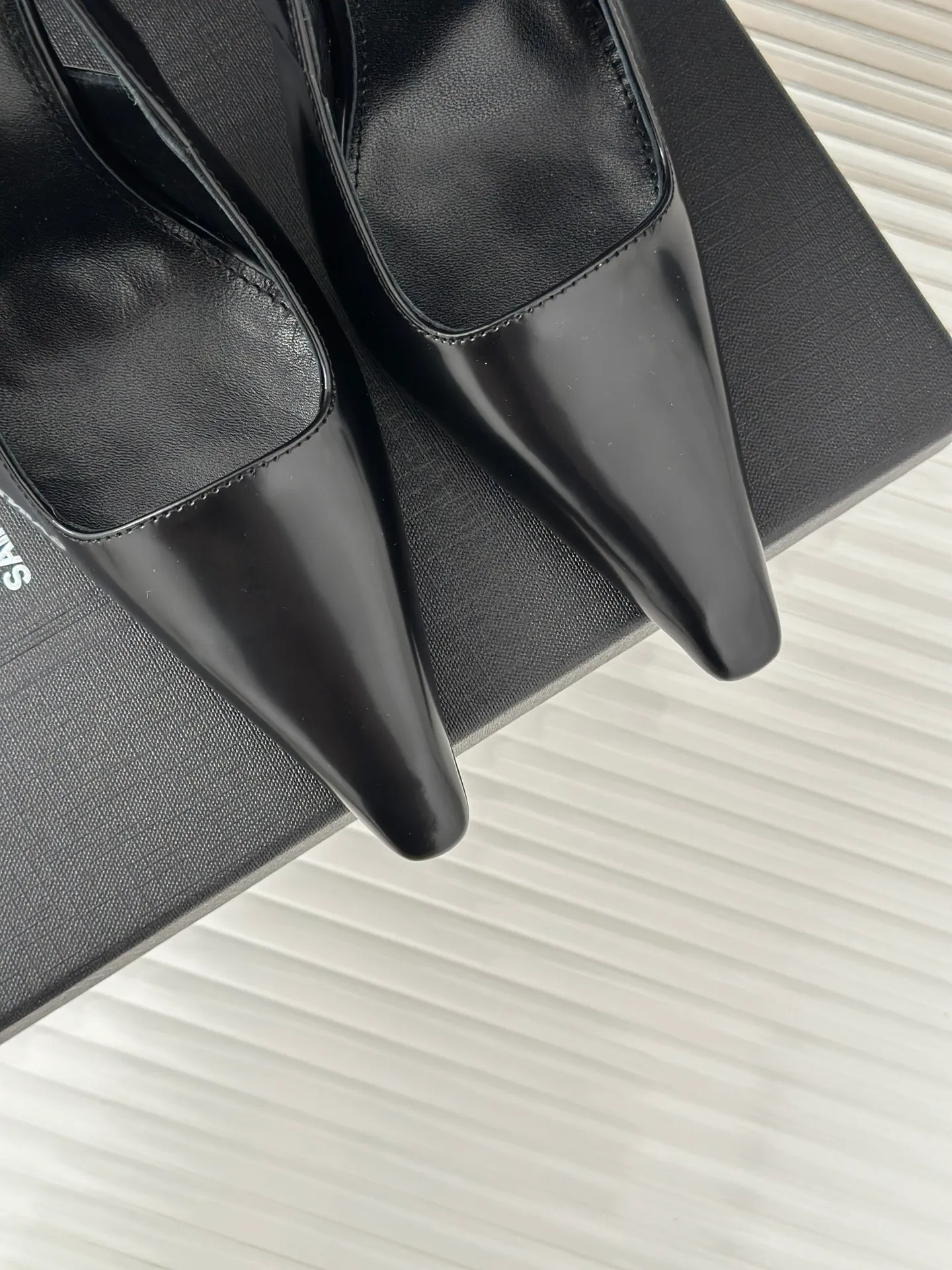 👟👟Ex-factory price 540👟👟 Saint Lauren*YSL Saint Laurent 24ss new catwalk high-heeled pointed-toe sandals. The upper is made of calf patent leather. The lining is tiptoe mixed sheepskin. Italian imported leather outsole. Heel height: 9 cm. Size: 34-41.